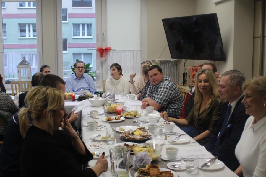 3.Zaproszeni goście, kadra oraz uczestnicy rozmawiający przy stole wigilijnym