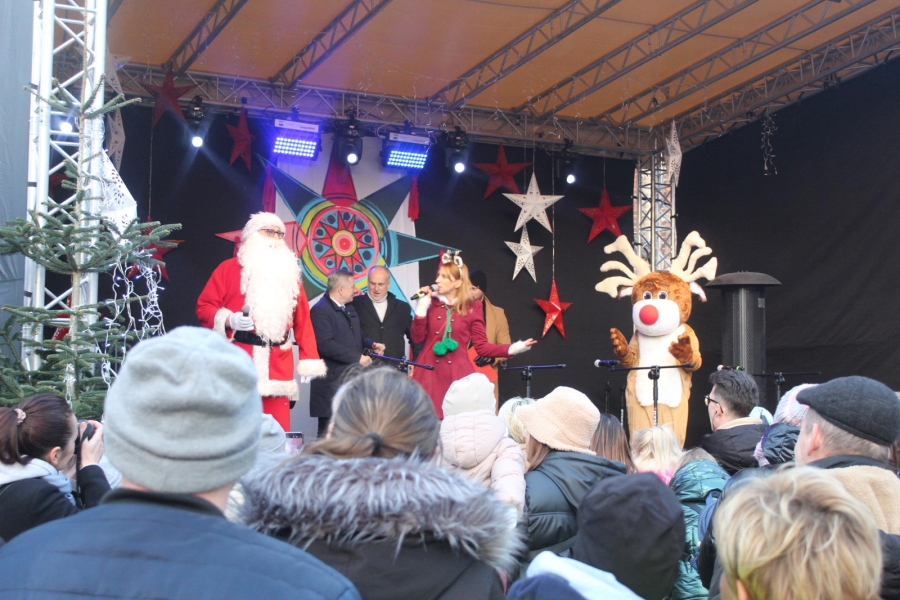 1.Święty Mikołaj, Burmistrz oraz – Z-ca Burmistrza Miasta i Gminy Gryfino oraz Renifer stojący na scenie zdobionej gwiazdka