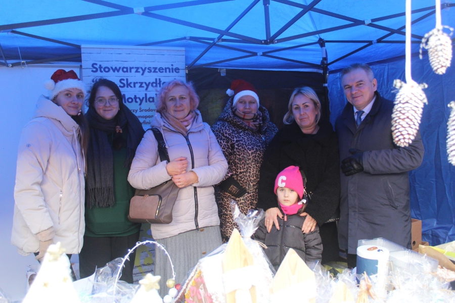 2.Kadra ŚDS, wolontariusze oraz Z-ca Burmistrza Miasta i Gminy Gryfino na stoisku placówki w niebieskim namiocie
