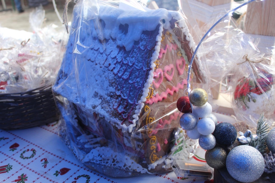 5.Zdobiony domek z pienika na tle ozdób świątecznych