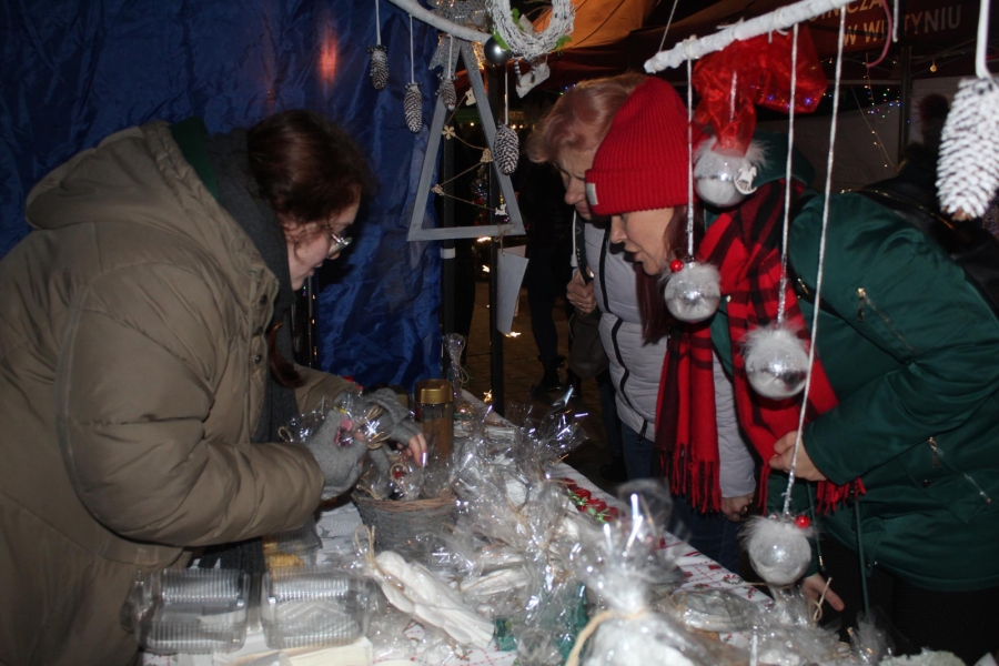 8.Wolontariuszka prezentująca ozdoby świąteczne przybyłym gościom