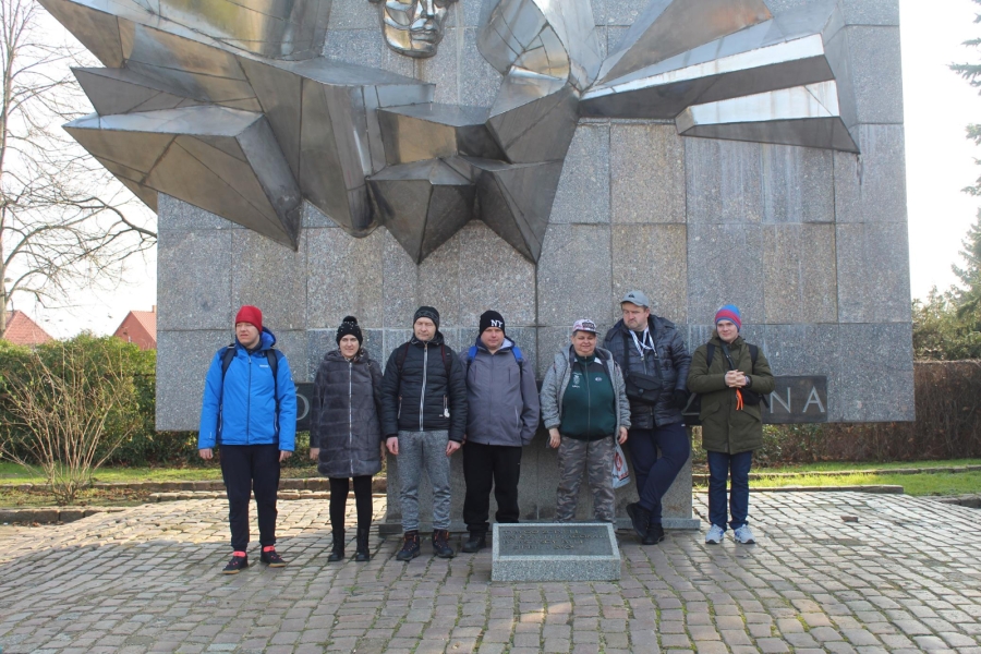 1.Uczestnicy na tle dużego kamiennego pomnika 
