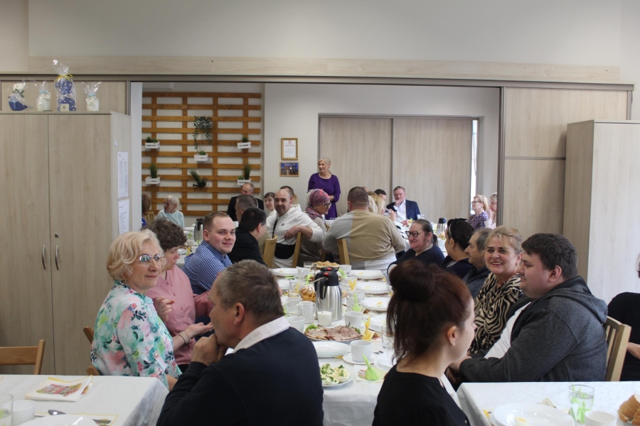 2.Uczestnicy, ich rodziny oraz kadra siedzący przy stole wielkanocnym