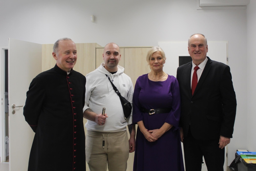 4.Ks. Proboszcz kan. Józef Dudek, Uczestnik, Kierownik ŚDS w Gryfinie oraz Burmistrz Miasta i Gminy Gryfino pozujący do zdjęci