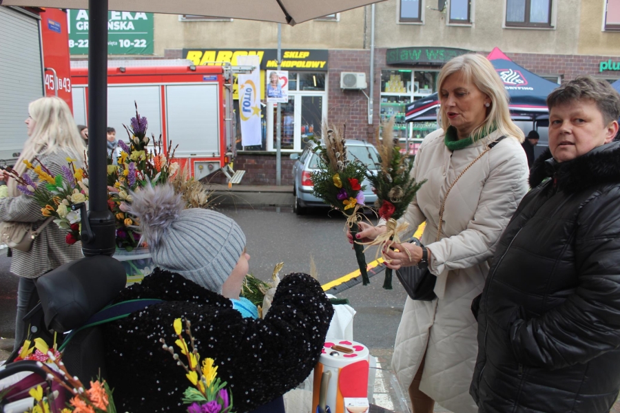 4.Kierownik ŚDS w Gryfinie kupująca palmę wielkanocną od uczestniczki