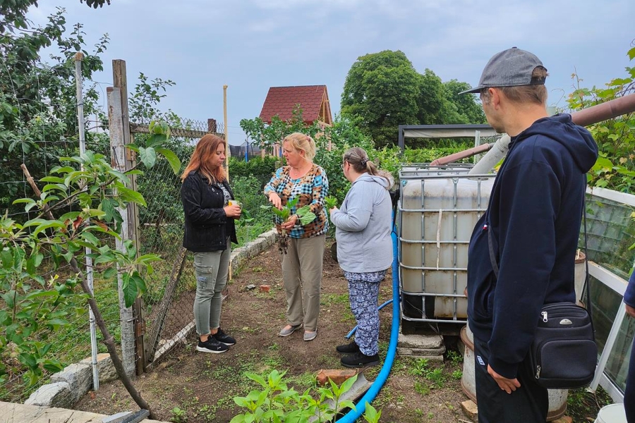 3.Gospodarz prezentująca uczestnikom oraz psycholog zioła rosnące w ogrodzie