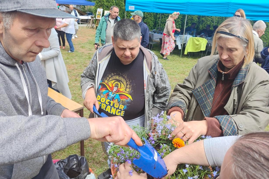 5.Uczestnicy ŚDS w Gryfinie sadzący kwiaty w donicy