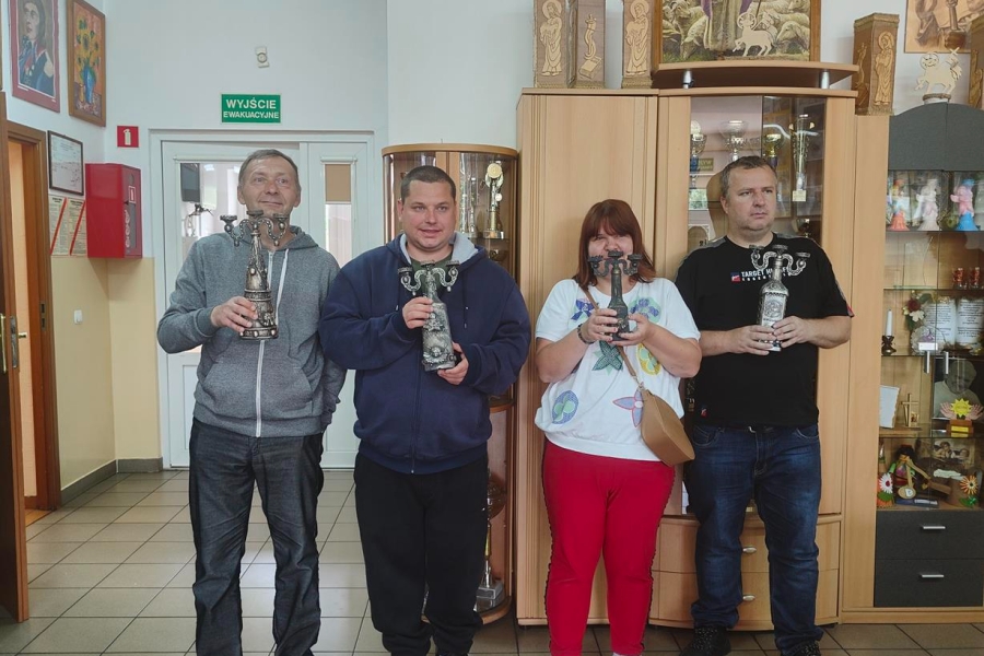 1.Uczestnicy warsztatów artystycznych prezentujący swoje prace