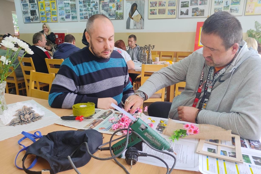 3.Uczestnik oraz terapeuta wykonujący drewnianą ramkę