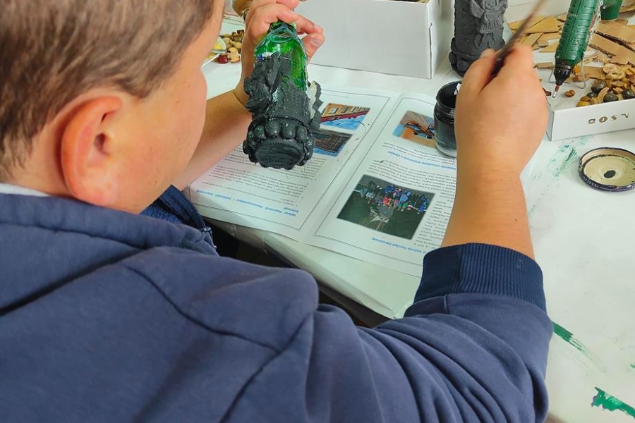 5.Uczestnik malujący butelkę na czarno