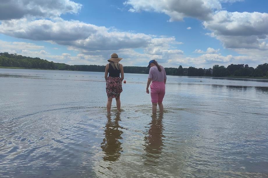 7.Uczestniczka oraz pedagochodzący po brzegu jeziora