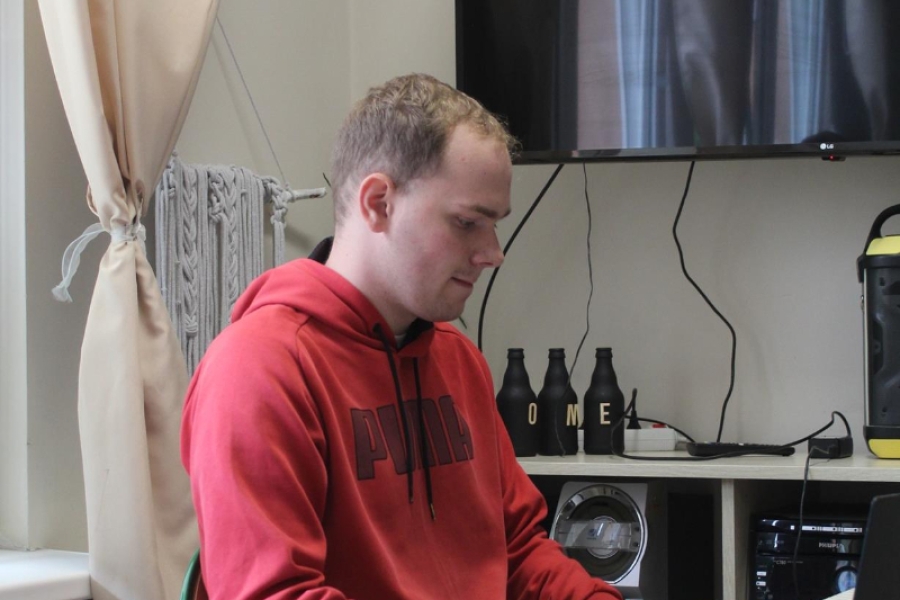 2.Uczestnik w czerwonej bluzie grający na pianinie