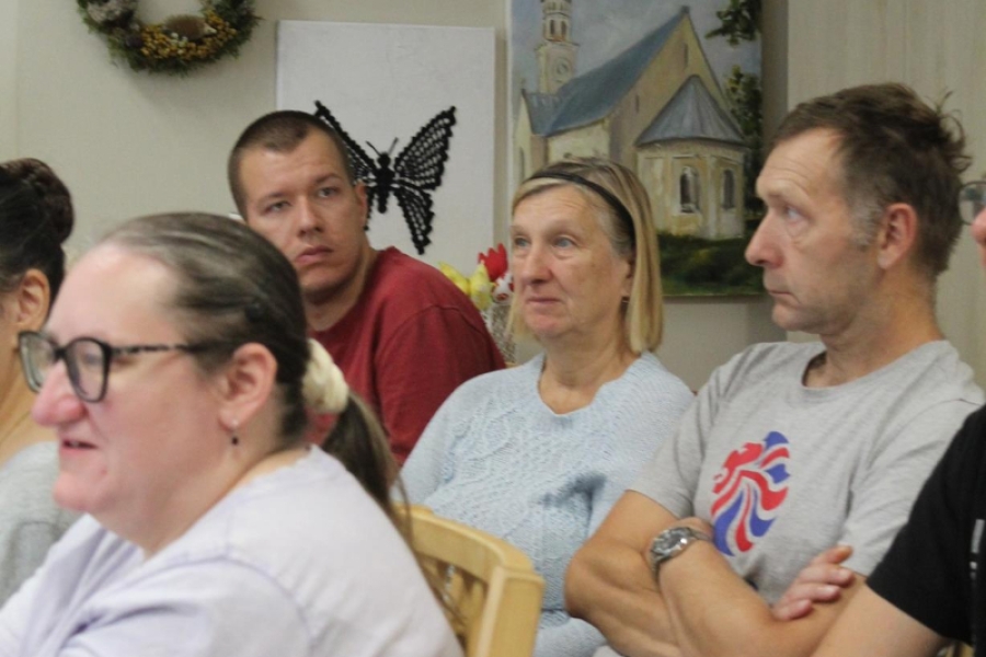 3.Uczestnicy ŚDS siedząc słuchają koncertu 