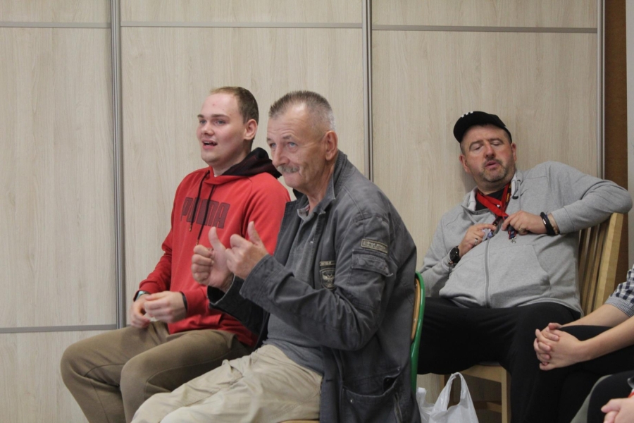 4.Uczestnicy ŚDS siedząc słuchają koncertu 