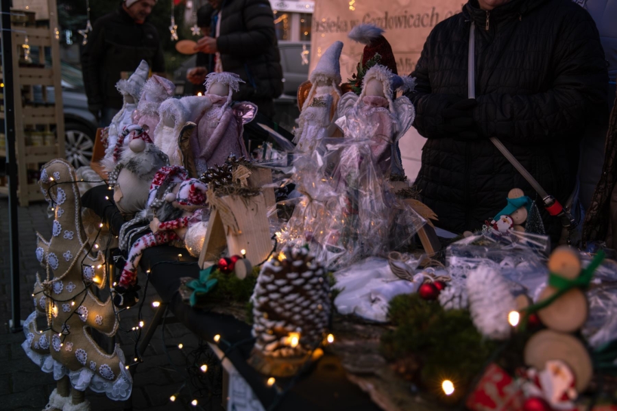 2.Anioły oraz stroiki świąteczne ozdobione lampkami