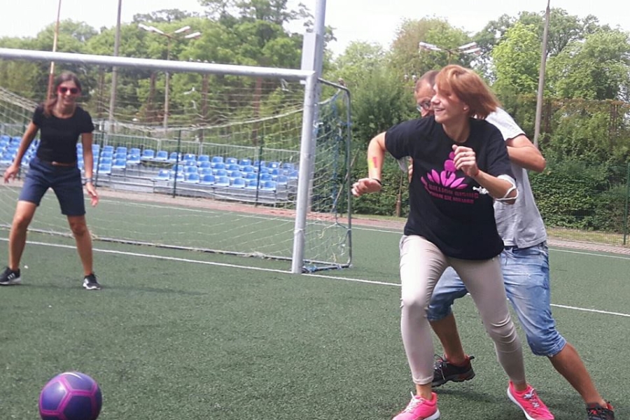 Terapeutka przygotowująca się do strzału w bramkę 