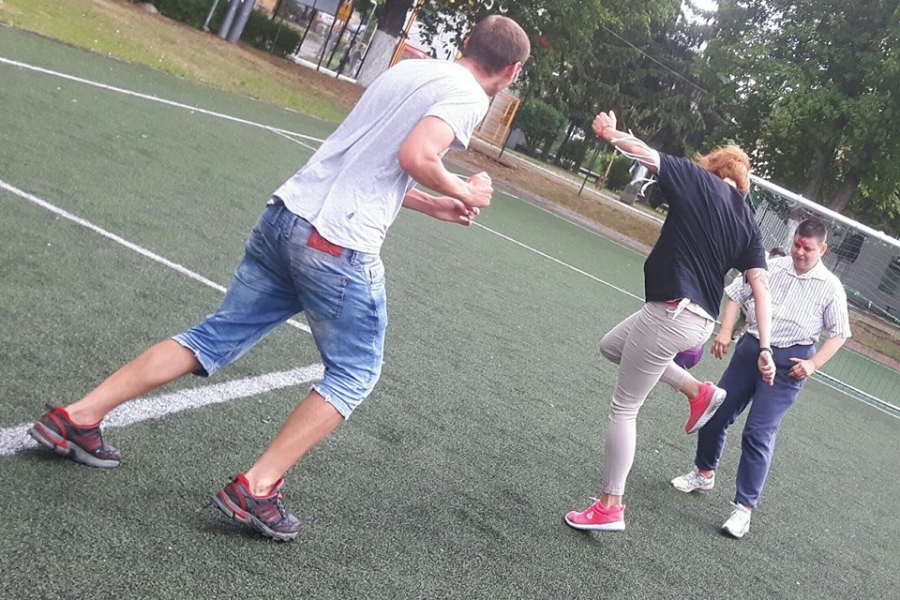 Uczestnicy podczas dynamicznej rozgrywki w piłkę nożną 