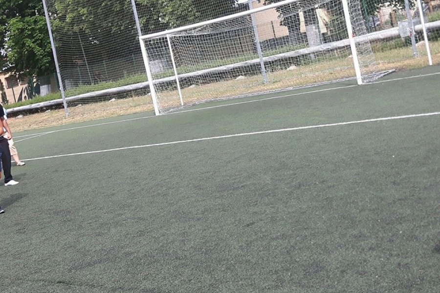 Terapeutka biegnąca do piłki na tle bramki