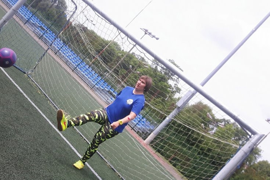 Uczestniczka broniąca strzału na bramkę 