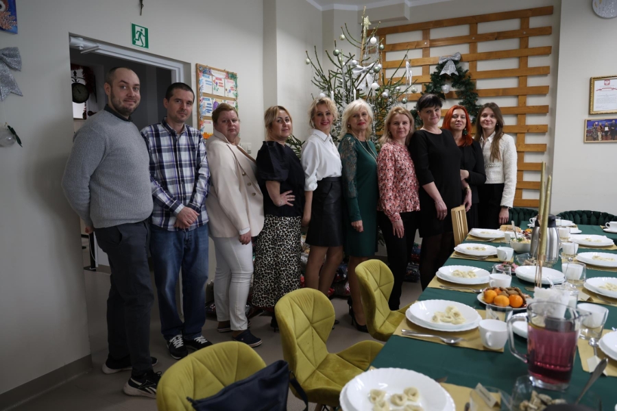 2.Kadra ŚDS w Gryfinie strojąca na tle choinki oraz stołu wigilijnego