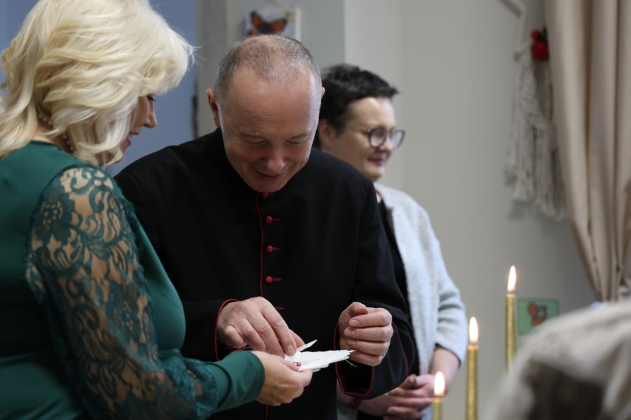 5.Kierownik ŚDS oraz ksiądz, dzielący się opłatkiem