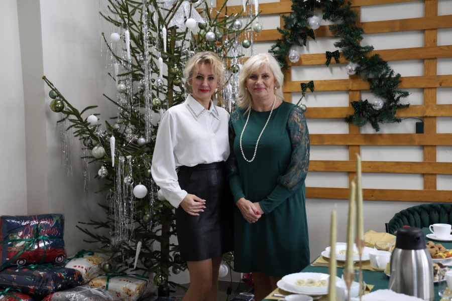 7.Kierownik oraz pedagog ŚDS na tle choinki.