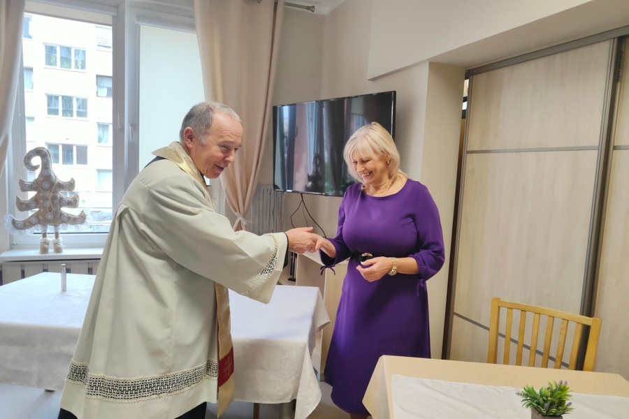 2.Ksiądz podający obrazek Kierownik ŚDS w Gryfinie