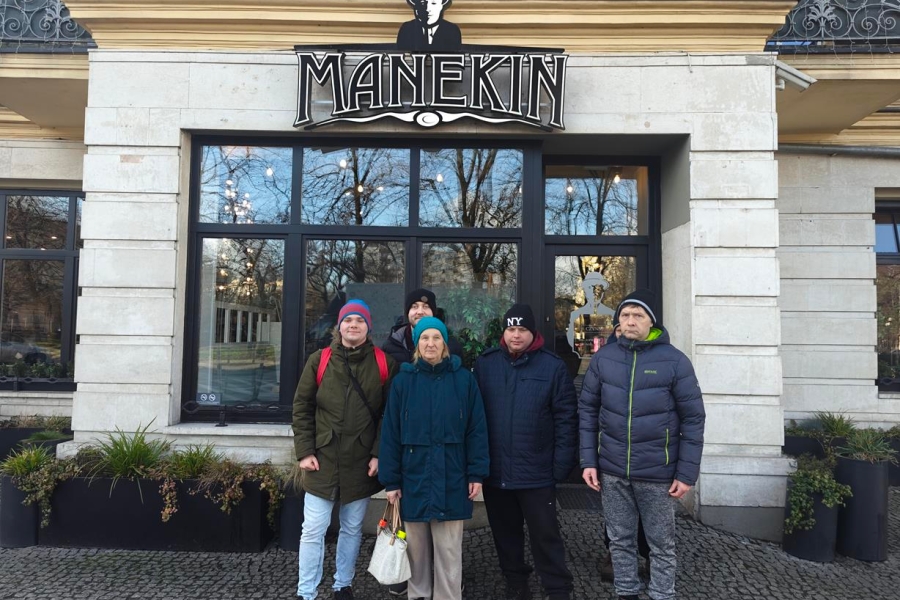 1.Uczestnicy stojący przed wejściem na tle napisu Manekin