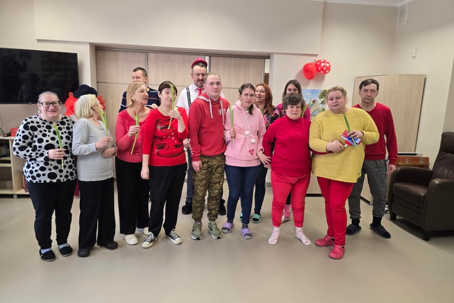 1.Grupa osób trzymających tulipany 