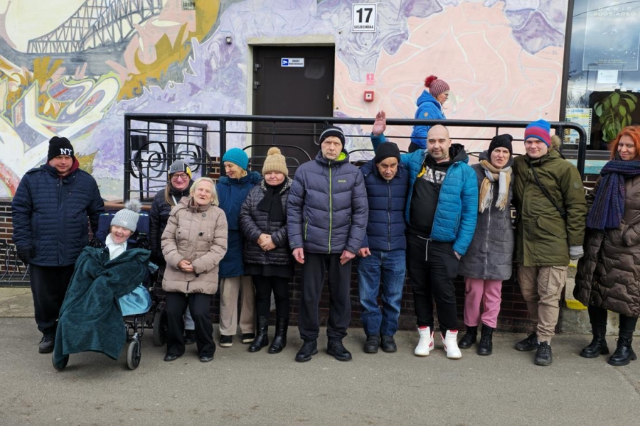 2.Uczestnicy oraz kadra przed wejściem do kina