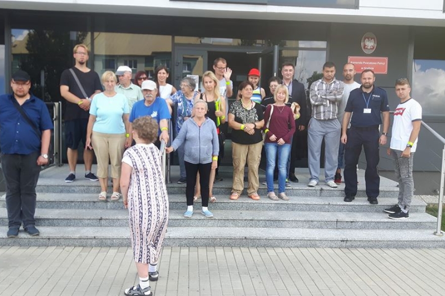 Kadra ŚDS wraz z uczestnikami przed wejściem do Komendy Powiatowej Policji w Gryfinie