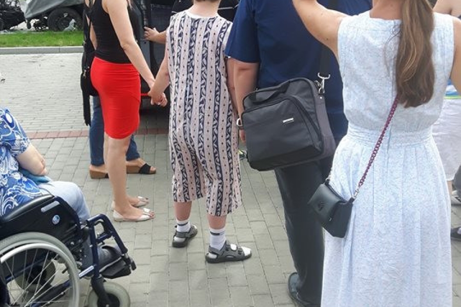 Uczestnicy przyglądają się budowie radiowozu