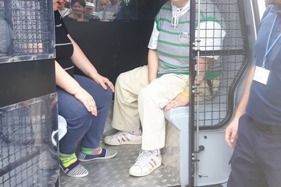 Uczestniczki siedzące z tyłu radiowozu