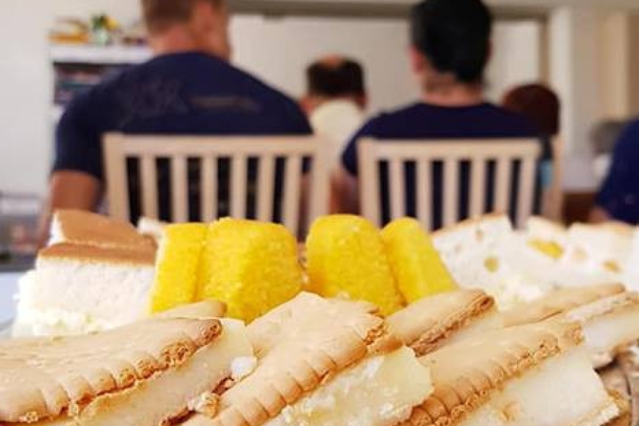 Ciastka wykonane z herbatników z kremem na srebrnej tacy