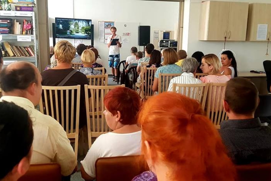 Uczestnicy oraz goście siedzący na krzesłach, słuchający przemówienia