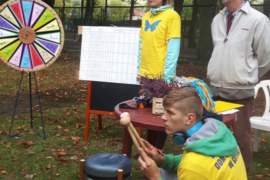 Uczestnik grający pałeczkami na butelce