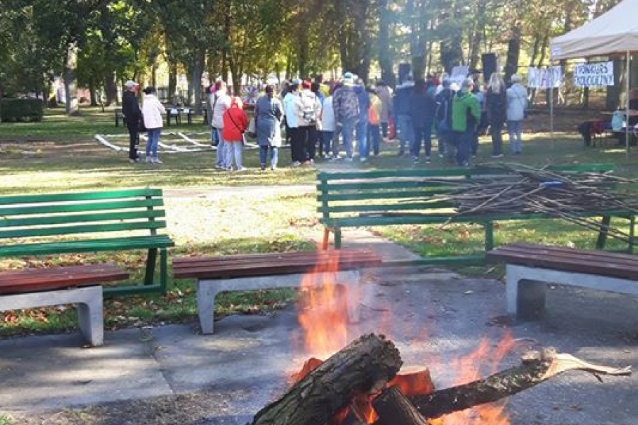 Płonące ognisko na tle uczestników