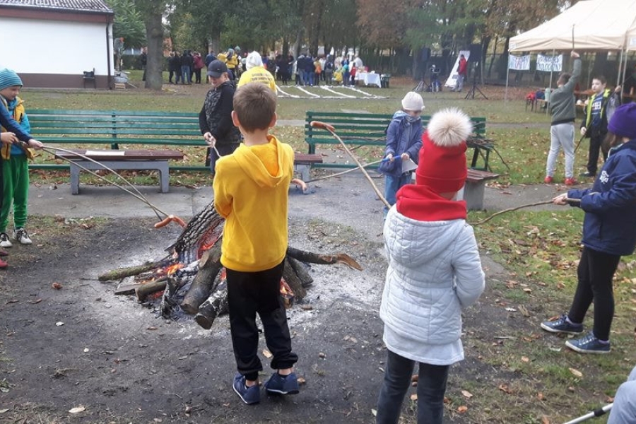 Dzieci piekący kiełbaski nad ogniskiem