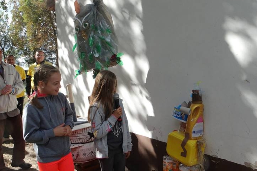 Dzieci oglądające rzeźbę