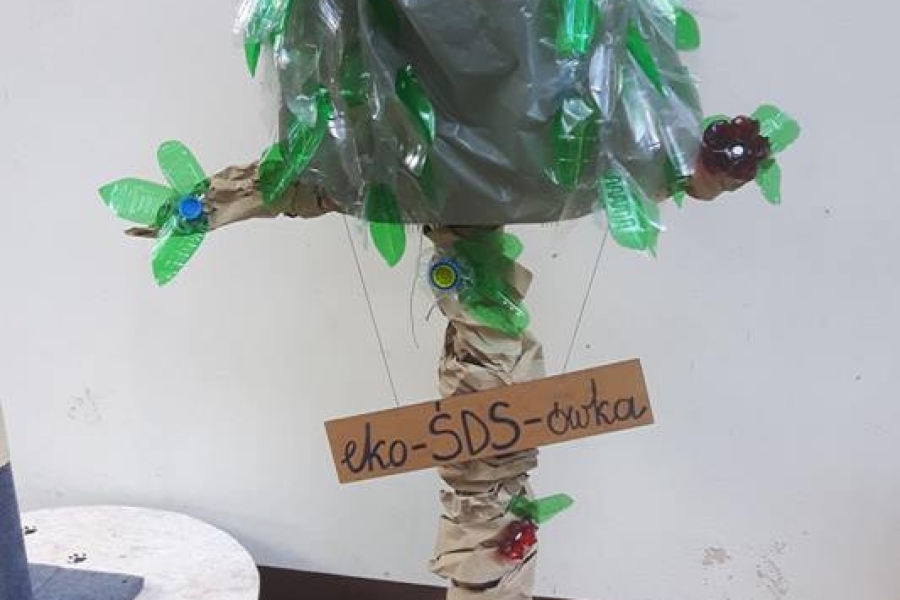 Sowa wykonana z pociętych butelek oraz folii