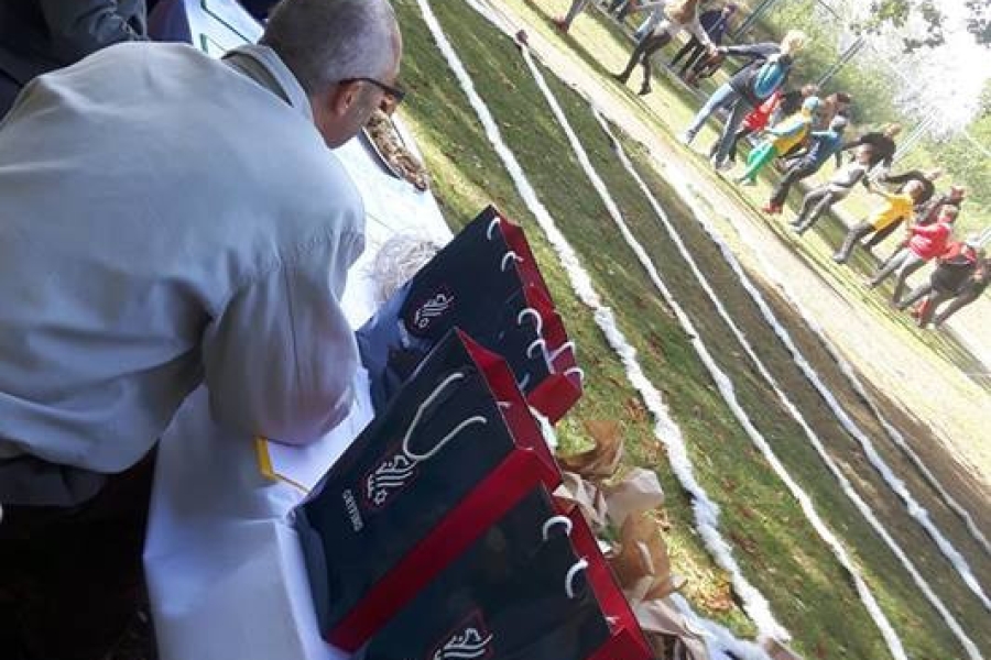 Stół z nagrodami na tle bawiących się dzieciom