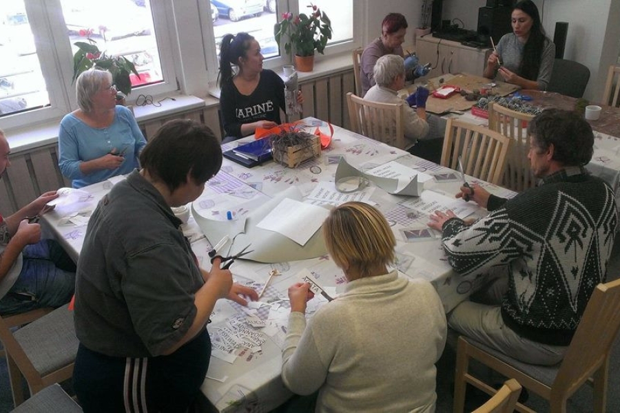 Uczestnicy wraz z terapeutami przygotowujący wróżby