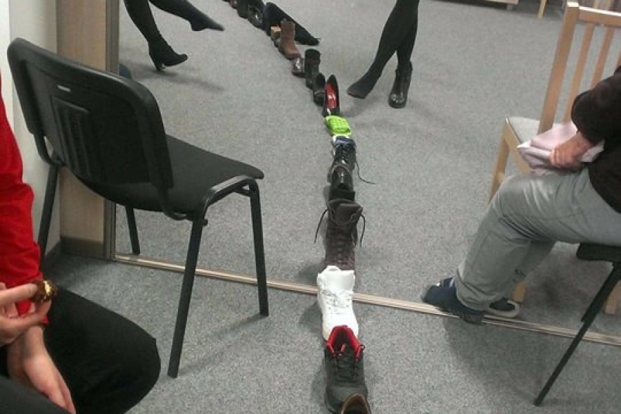 Terapeutka na tle wróżby andrzejkowej z butami