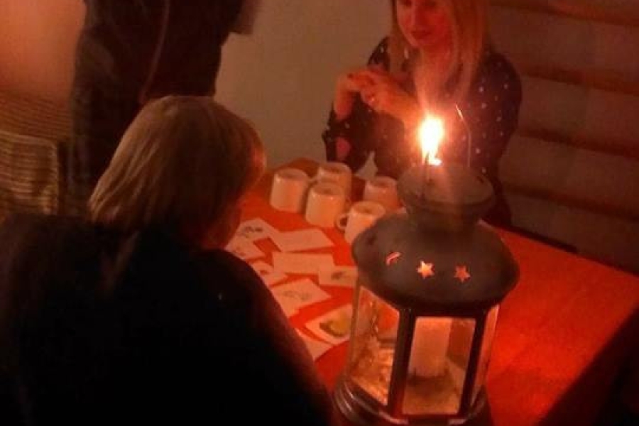 Terapeutka wróżąca uczestniczce z kart