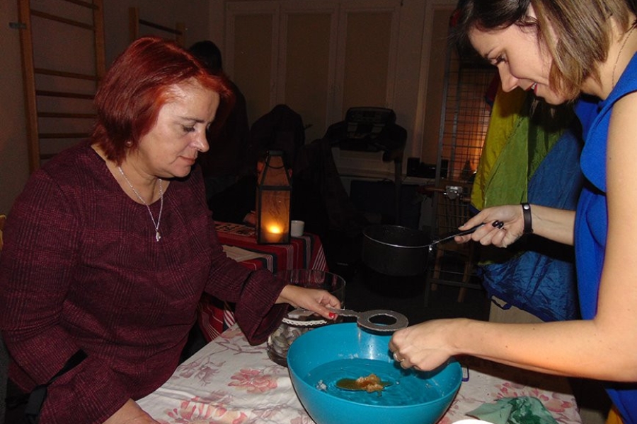 Terapeutka z gościem lejąca wosk do wody