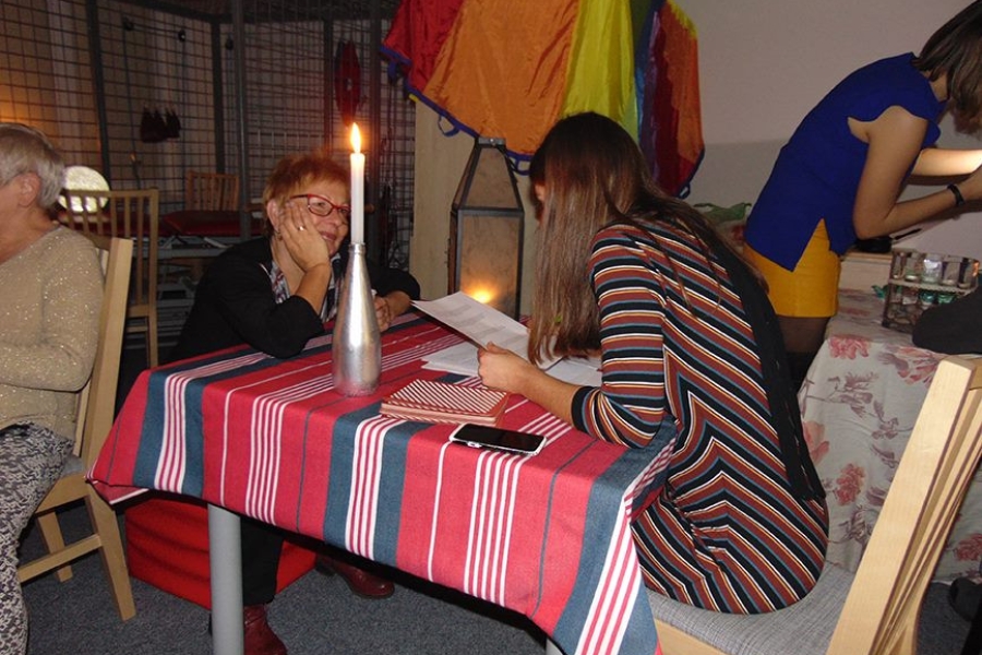 Terapeutka czytająca wróżby dla gościa przy świecach