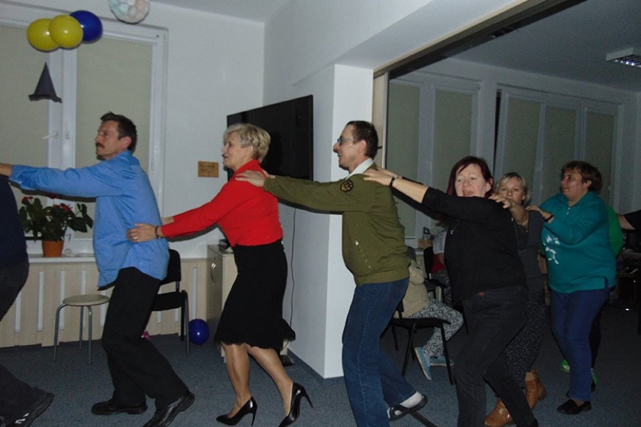 Uczestnicy wraz z Panią Kierownik podczas zabawy w pociąg