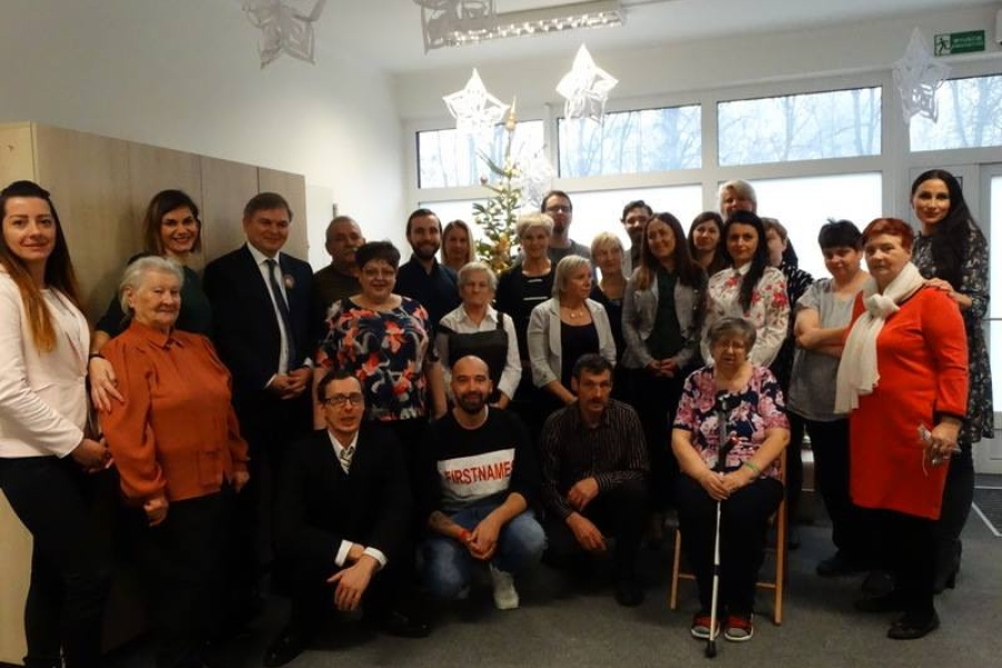 Grupa uczestników, gości oraz terapeutów