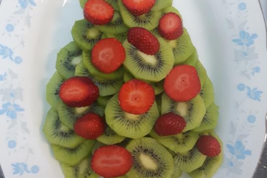 Zdjęcie sałatki owocowej w kształcie choinki