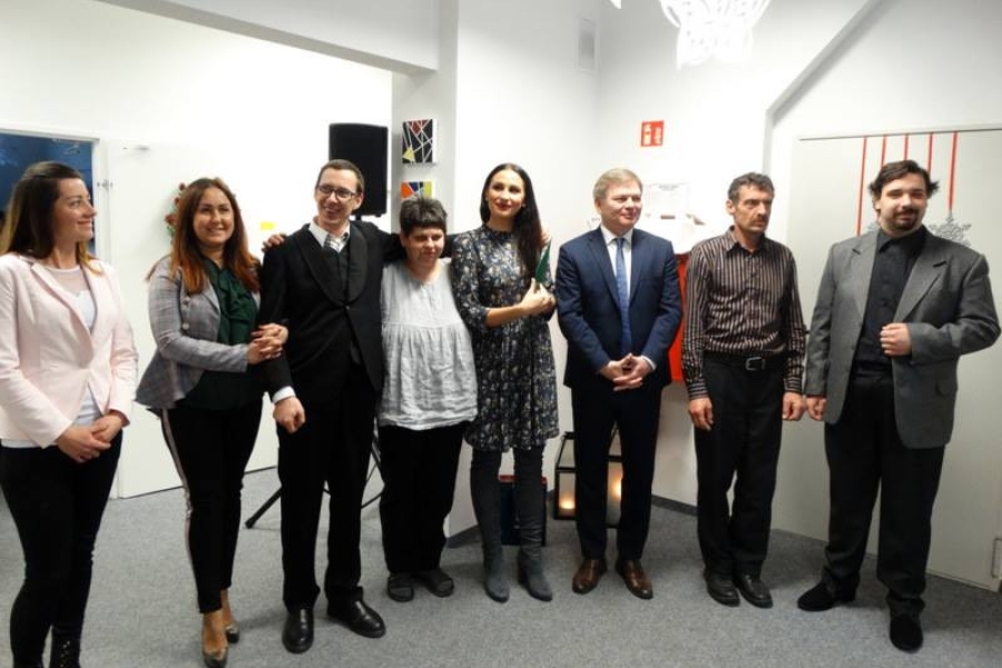 Uczestnicy wraz z terapeutami i burmistrzem